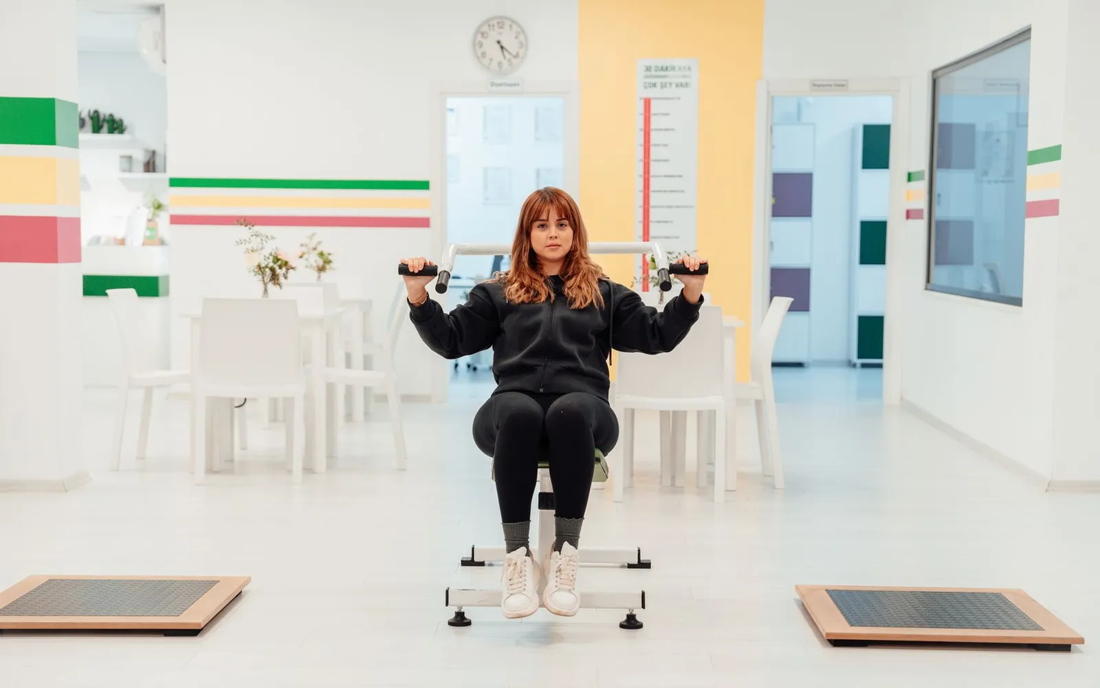 Rehabilitasyon salonunda oturarak yapılan kuvvet ve denge çalışması